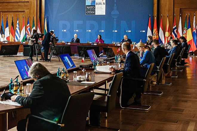 Imagen de la reunión que mantuvieron ayer en Berlín los ministros de Exteriores de la OTAN.