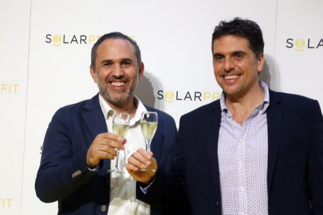 Roger Fernández y ÓScar Gómez, en el toque de campana de Solarprofit