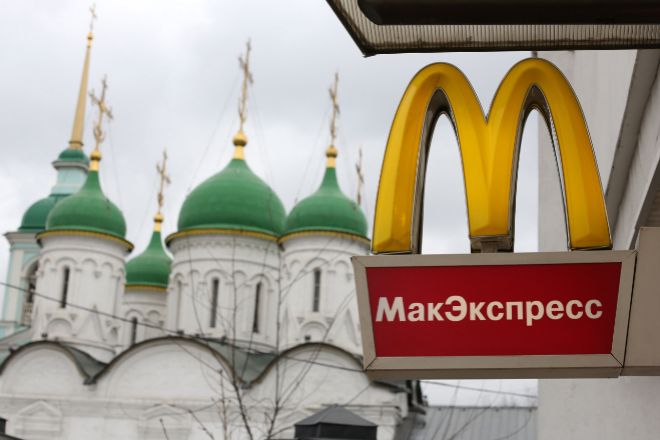 A logo hangs on display outside a lt;HIT gt;McDonald lt;/HIT gt;'s food restaurant in lt;HIT gt;Moscow lt;/HIT gt;, Russia, on Sunday, April 7, 2013. lt;HIT gt;McDonald lt;/HIT gt;'s Corp., which virtually created the market for burgers and fries in the country and convinced Russians it's OK to eat with their hands, must fend off a growing challenge from rivals Burger King Worldwide Inc., Subway Restaurants, Yum! Brands Inc. and WendyÍs Co. Photographer: Andrey Rudakov/Bloomberg