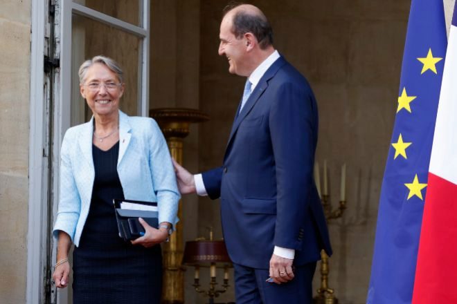El actual Primer MInistro francés Jean Castex da la bienvenida a Elisabeth Borne, la nueva Primera Ministra.