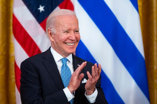 El presidente de EEUU, Joe Biden, aplaude ayer en la Casa Blanca durante la recepción del primer ministro griego.