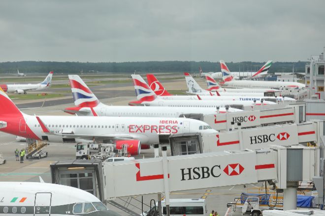 Aviones de Iberia Express y British Airways, aerolíneas pertenecientes a IAG, en el Aeropuerto de Gatwick (Reino Unido).