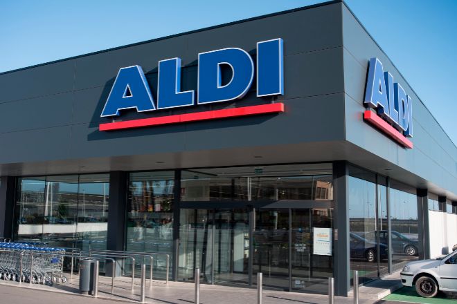 Ante el incremento de los precios, un mayor número de consumidores se decantan por supermercados de descuento como Aldi.