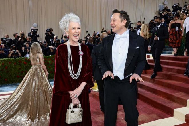 Maye Musk acompaña a su hijo, Elon Musk, a la gala de Met el pasado 2 de mayo.