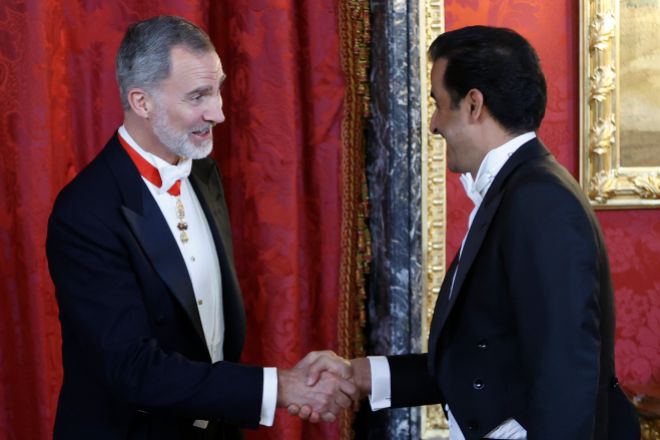 El rey Felipe VI saluda al emir de Catar, Tamim bin Hamad Al Thani, en el Palacio Real, en Madrid.