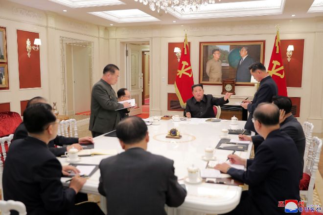 Reunión de hoy del potitburó de Kim Jong Un en el que se ha decidido movilizar tropas del ejército para atajar la pandemia de Covid en Corea del Norte catalogada como "máxima emergencia sanitaria".