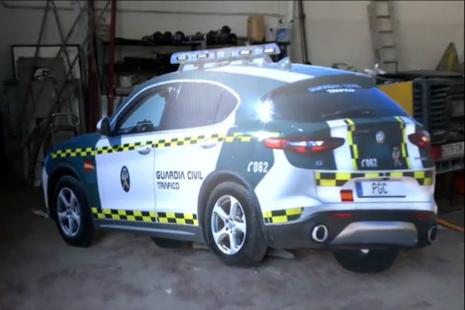 Un coche de cartón de la Guardia Civil consigue que los conductores reduzcan la velocidad