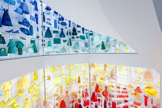 Escalera Diorama con prendas y complementos de Dior impresos en 3D.