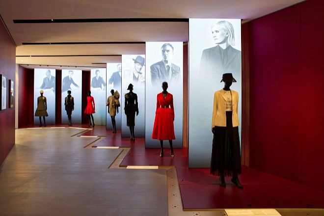 Sala con los diseños de los seis creadores de la firma. En primer plano, uno de la actual directora creativa, Maria Grazia Chiuri. Al fondo, el de Christian Dior.