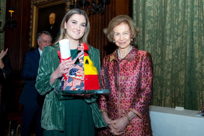Su Majestad la Reina Dona Sofia junto a la hija del chef Jos Andrs recogiendo el premio en su nombre (Imagen: Camille Garzn / Casa Real)