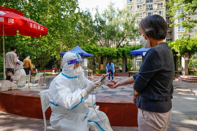 Una mujer se somete a una PCR el pasado 16 de mayo en Pekín.