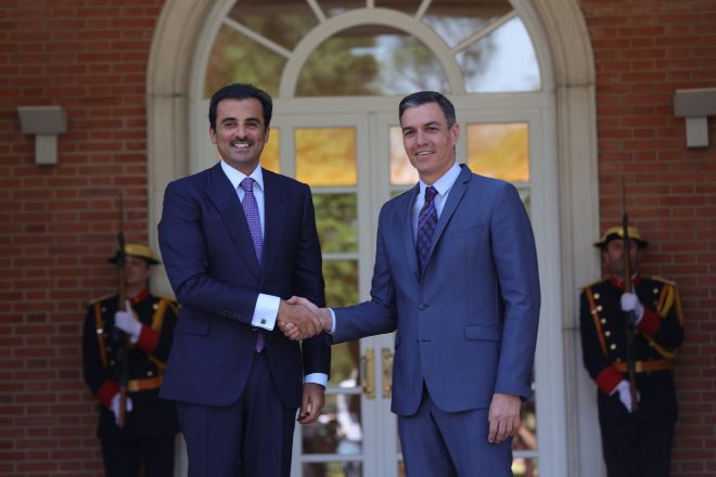 El Emir de Qatar, Tamim bin Hamad Al Thani, y el presidente del Gobierno, Pedro Sánchez, posan ayer a su llegada al Palacio de la Moncloa en su primera visita oficial desde que en 2013 sucedió a su padre tras su abdicación.