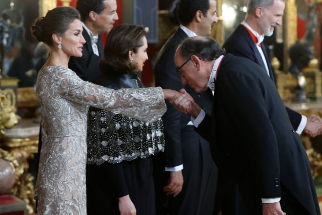 La reina Letizia saluda al presidente de Iberdrola, Ignacio Galán.