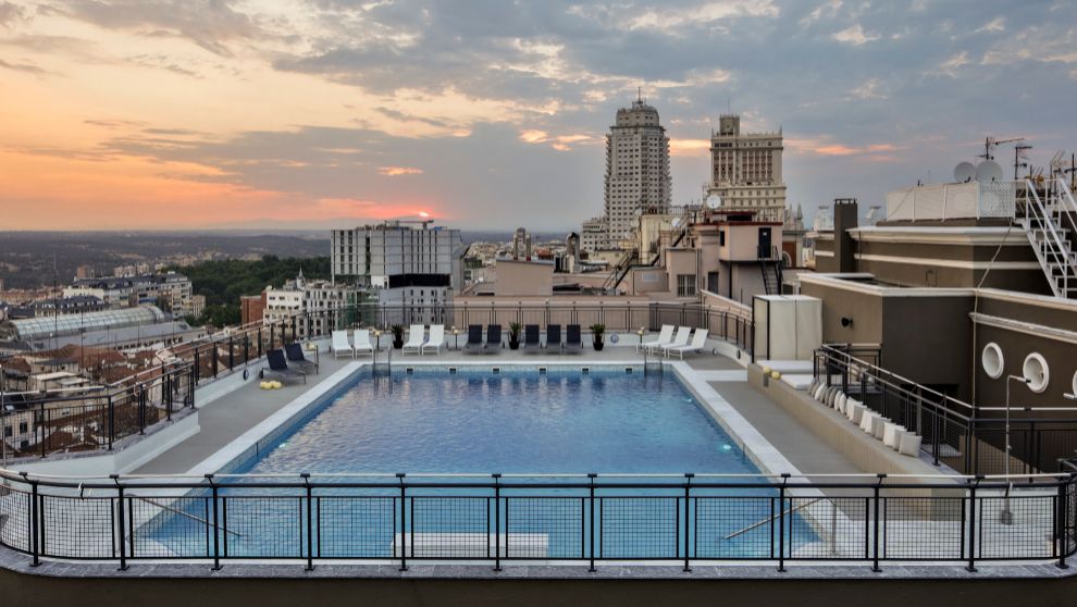 Vista de la azotea con piscina del Hotel Emperador.
