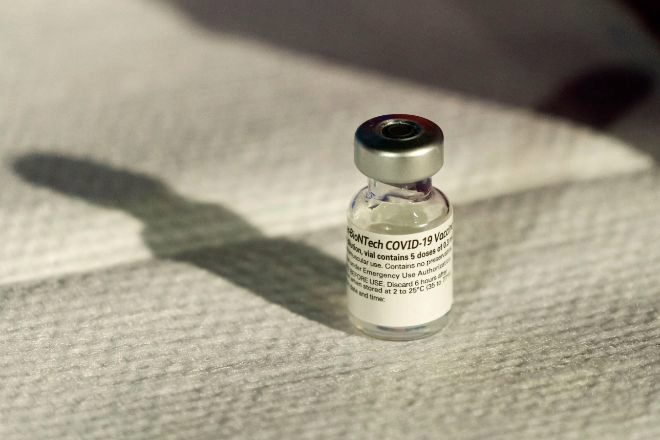 Un vial de la vacuna de Pfizer en Washington en una imagen de archivo.