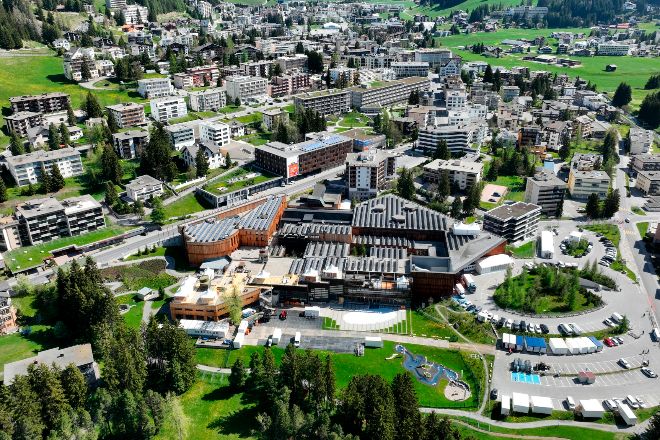 Davos, el centro del mundo durante unos días. La pequeña localidad de Davos, al este de Suiza, acoge el Foro Económico Mundial. Durante una semana se convierte en el centro neurálgico del planeta porque por ahí desfilan cientos de mandatarios.