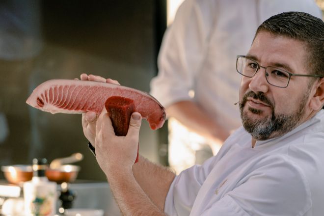 El cocinero Dani García con un corte de atún rojo de almadraba.