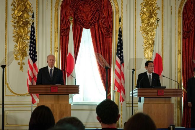 El presidente estadounidense, Joe Biden, y el primer ministro japonés, Fumio Kishida, hoy durante la rueda de prensa en Akasaka Guest Houseen Tokio, Japón.
