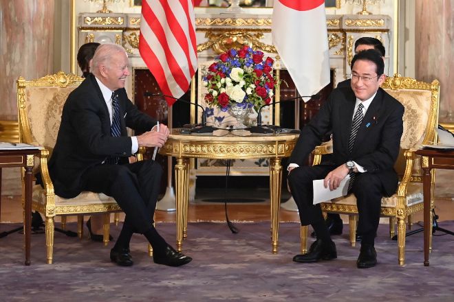 Joe Biden y Fumio Kishida durante la cumbre bilateral entre ambos países en Tokio, Japón, país que el preidente estadounidense visita tras su estancia en Corea del Sur.