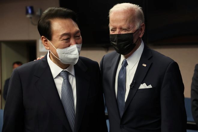 El presidente surcoreano, Yoon Suk-yeol, recibe a Biden el sábado durante su visita al la base aérea de Osan, en Pyeongtaek, Corea del Sur.