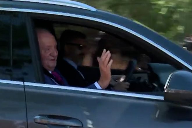 Juan Carlos I llega a La Zarzuela para reunirse con su hijo Felipe VI
