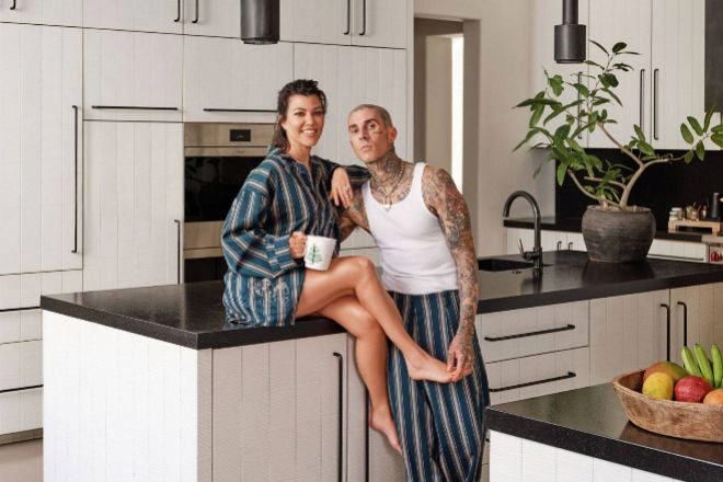 Kourtney Kardashian y Travis Baker posan en la cocina de la casa quecomparten en Calabasas (California).