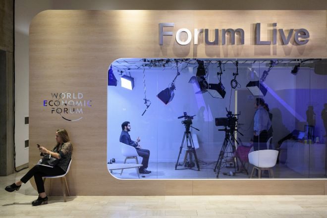 Un periodista transmite desde un estudio de televisión temporal durante la 51ª reunión anual del Foro Económico Mundial de Davos.