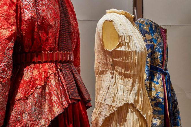 La artista belga Isabelle De Borchgrave manufactura estos vestidos, inspirados en el Delphos de Fortuny de los años 20 y 30, íntegramente con papel plisado.
