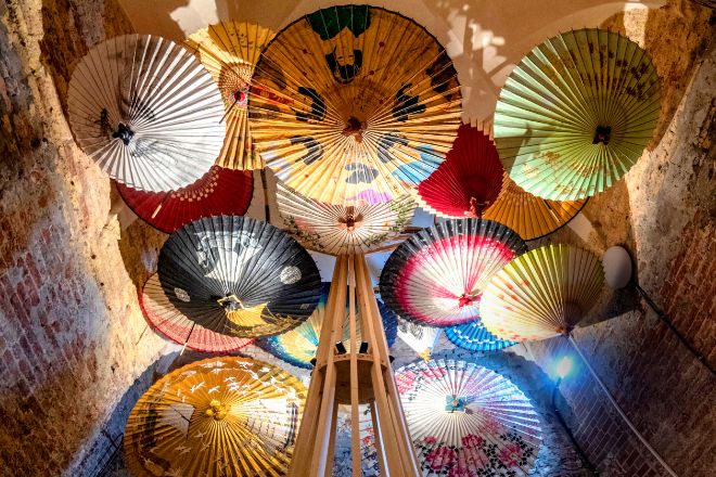 Instalación de paraguas japoneses de papel manufacturados por Shigeki Matsuda.que parecían florecer en el espacio comisariado por Michele De Lucchi. 