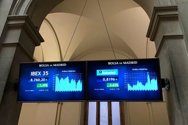 MADRID, 25/05/2022.- La bolsa española ha subido este miércoles el 1,49 % y ha recuperado el nivel de 8.700 puntos, con lo que vuelve a ganancias en el acumulado anual gracias al avance de las plazas europeas y de Wall Street, según datos del mercado. En su cuarta jornada consecutiva al alza, el principal indicador del mercado nacional, el lt;HIT gt;IBEX lt;/HIT gt; 35, ha ganado 129 puntos, ese 1,49 %, hasta 8.760,2 puntos, lo que le permite alcanzar una subida del 0,53 % respecto al cierre de 2021. EFE/ Vega Alonso Del Val