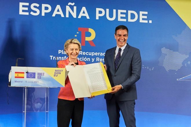 Ursula von der Leyen y Pedro Sánchez posan con el proyecto español para la recuperación económica tras la pandemia, el pasado 16 de junio de 2021.
