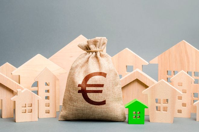 El esfuerzo económico de los españoles por comprar una vivienda es menor que hace un año