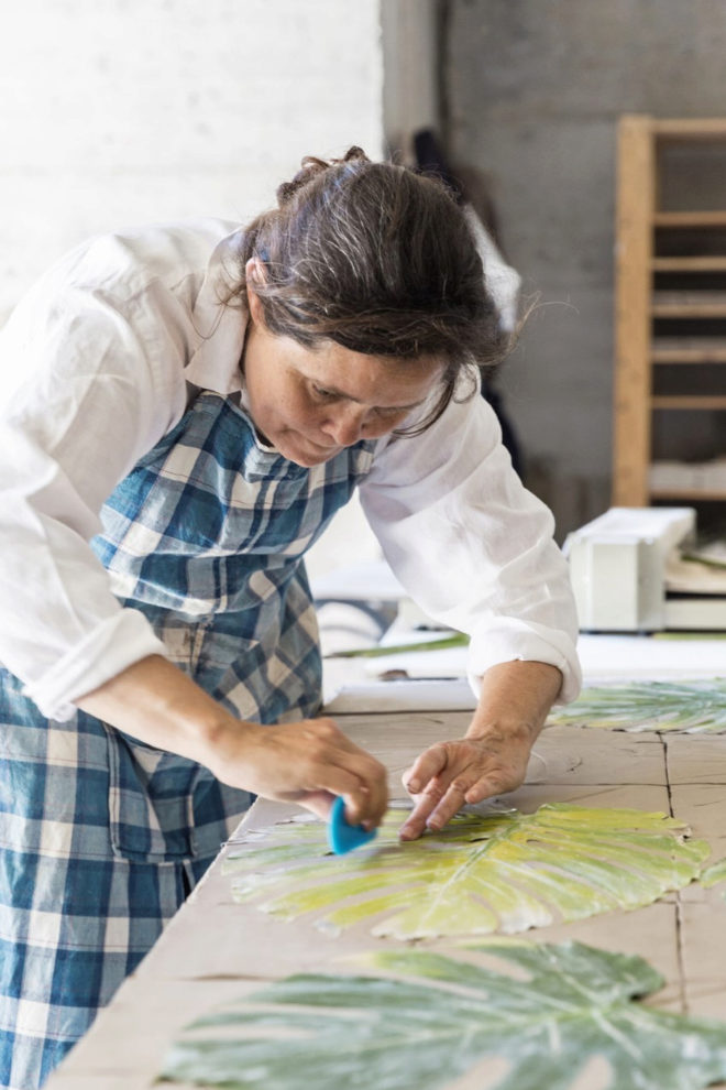 María Ulecia. La ceramista creará un jarrón con motivos pintados a mano y esmaltados a partir de la obra Botella, garrafa, jarro y limones, de Paul Cézanne.