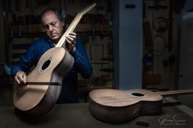 Felipe Conde. Representa la cuarta generación de una saga de <em>luthiers </em>cuyas guitarras han tocado Paco de Lucía, Leonard Cohen, Lenny Kravitz o Bob Dylan.
