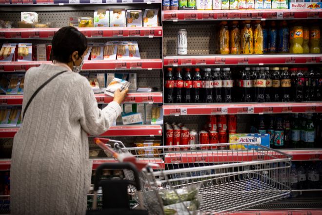 Una clienta hace la compra en un supermercado de la cadena británica Sainsbury's.