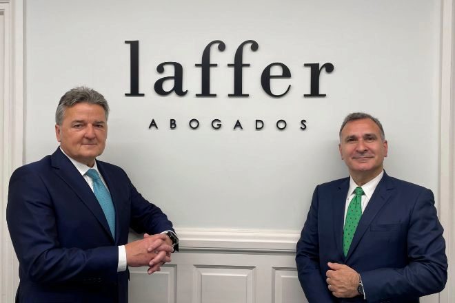 Antonio Olivera, socio de fiscal de Laffer en Bilbao, junto a José Luis Migoya, nuevo socio del despacho.