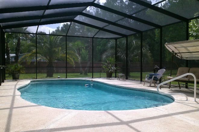 En la piscina cubierta puedes bañarte mientras la lluvia repiquetea sobre el techo. 