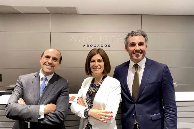 Jordi García, nuevo consejero de Augusta Abogados, junto a María José Sánchez y Juanjo Hita, socios de laboral de la firma.