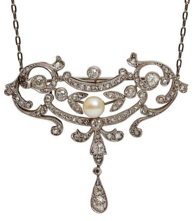 De 1920, collar desmontable en platino con engaste de diamantes y perla, 3.500 euros.