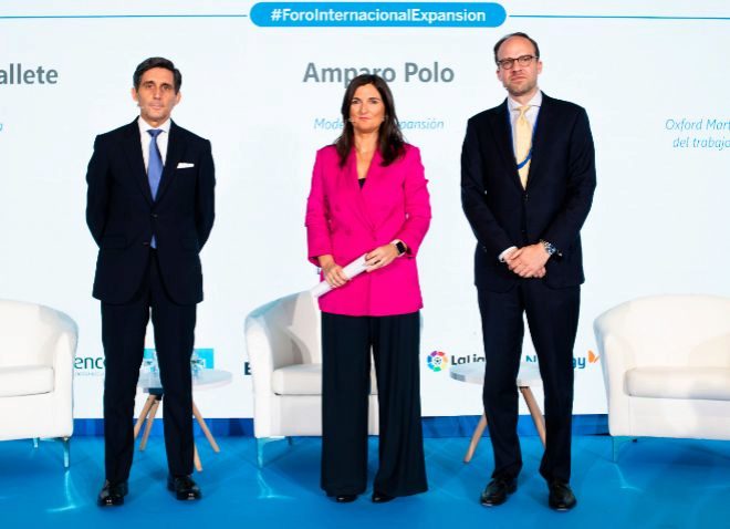 De izquierda a derecha: José María Álvarez-Pallete, presidente de Telefónica; Amparo Polo, responsable de estrategia digital de EXPANSIÓN (moderadora); y Carl Benedikt Frey, profesor de la Universidad de Oxford, durante su intervención en el III Foro Internacional de Expansión.