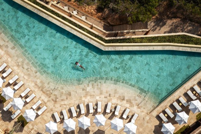 Vista de la piscina del hotel Six Senses Ibiza con sombrillas de Tuuci.