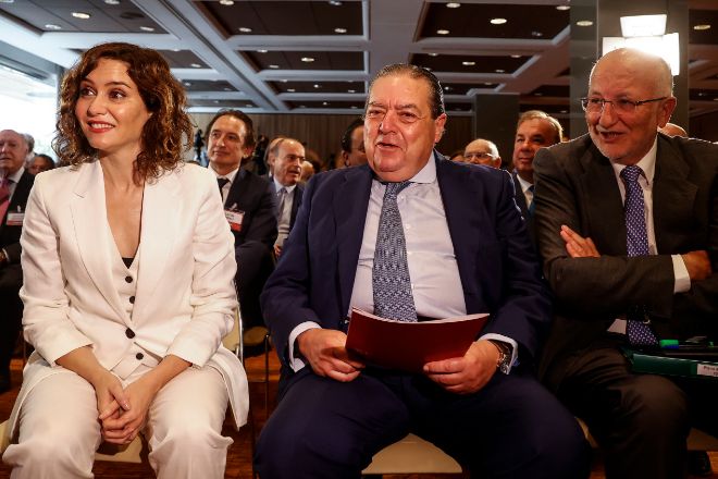 La presidenta de la Comunidad de Madrid, Isabel Díaz Ayuso, junto al presidente de AVE, Vicente Boluda, y el presidente de Mercadona, Juan Roig.