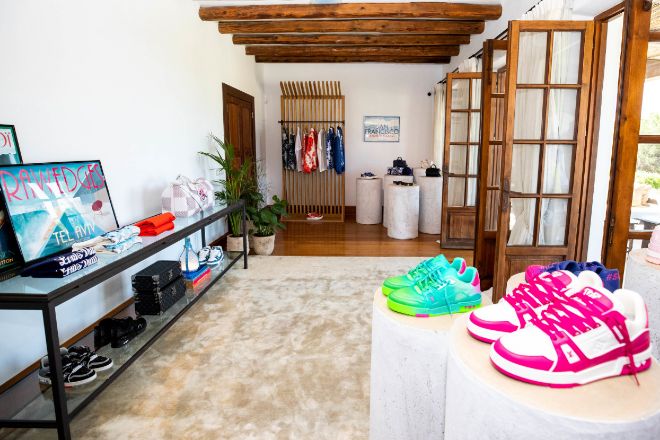 En primer plano, "sneakers" en la tienda de Ibiza.