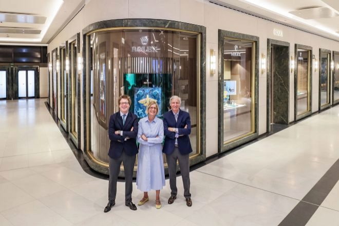 Escaparate de la nueva boutique Rolex. De izqda a dcha,  Yann Reznak Arechabala, Patricia y Yann Reznak, propietarios de Grassy.