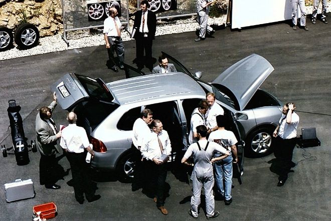 Directivos y técnicos de Porsche inspeccionan un Cayenne en 2000, en el Centro de Desarrollo de Weissach.  