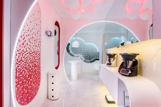 Futurista cocina "Living the future" ideada por Simona Garufi para el espacio de Thermomix en Casa Decor 2022.