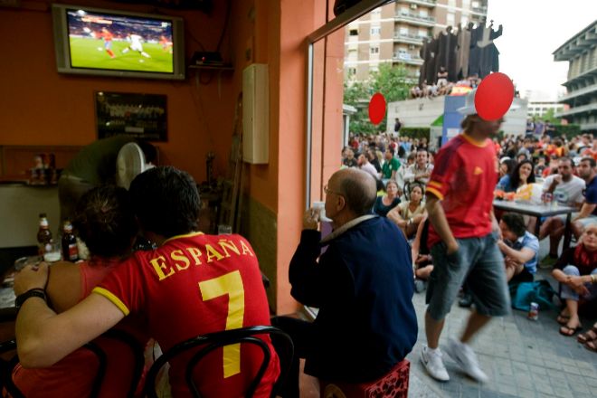 La emisión de partidos de fútbol en bares sin autorización no es un delito contra la propiedad intelectual