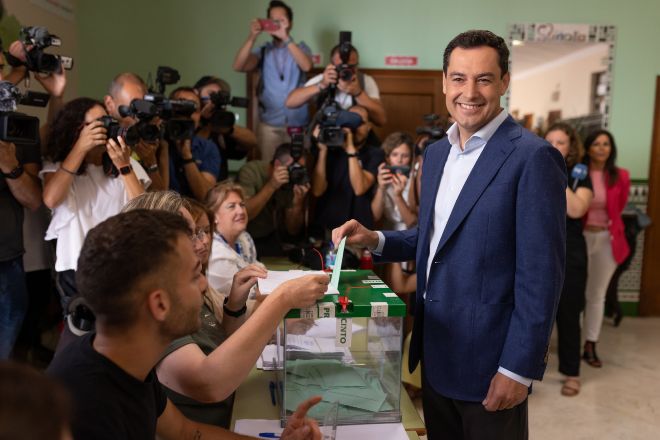El presidente de la Junta y candidato del PP a la reelección, Juanma Moreno, ejerce su derecho al voto en Málaga.