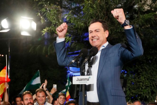 El candidato del PP a la reelección de la Junta de Andalucía, Juanma Moreno, anoche ante la sede del partido en Sevilla tras conocer los resultados electorales.