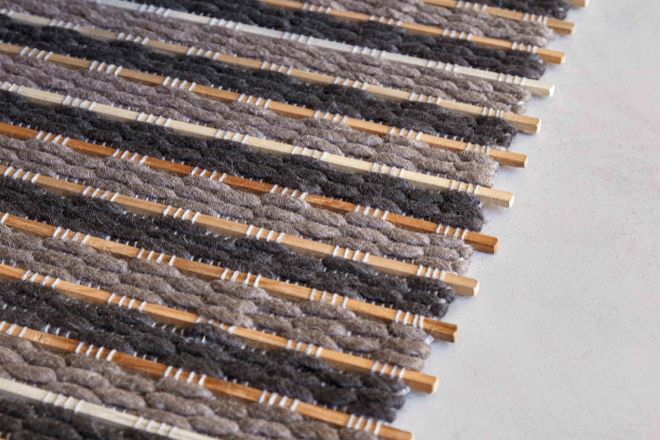 Detalle de la alfombra Goz de Kengo Kuma para Gan Rugs con lana atravesada por varillas de madera de teca. 